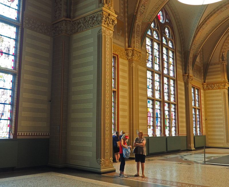 Eloise and June in the Great Hall of the Rijksmuseum