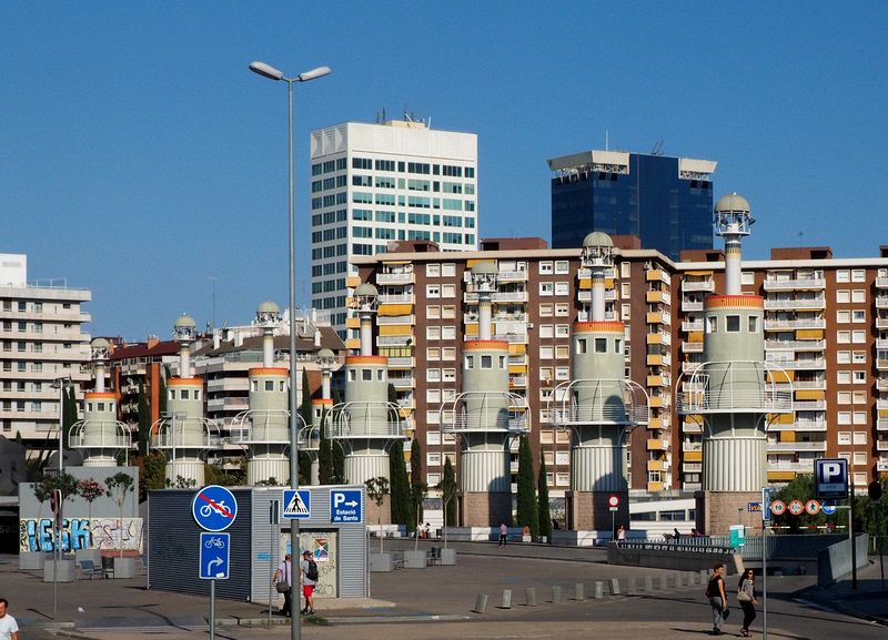 Lighthouses lining the Parc de l'Espanya Industrial Park