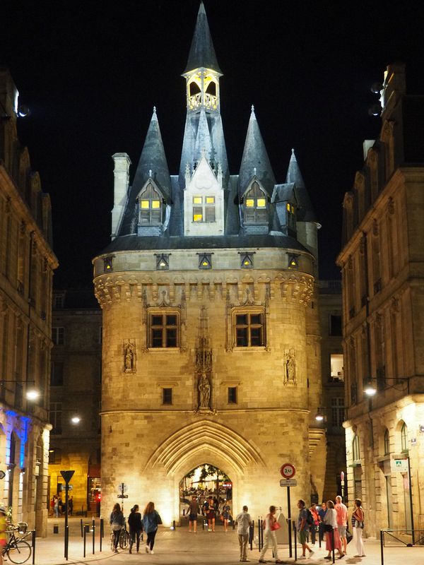 Porte Cailhau at night