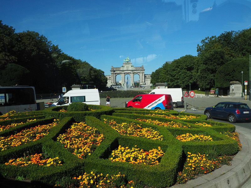 Garden in a roundabout near the Arch