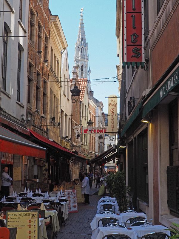 More restaurants with the tower of City Hall in the background