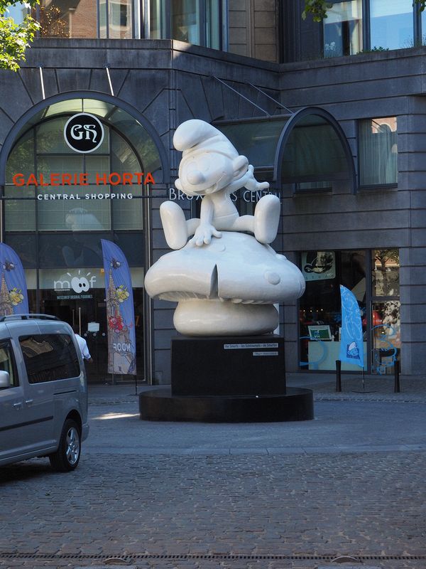 Smurf statue