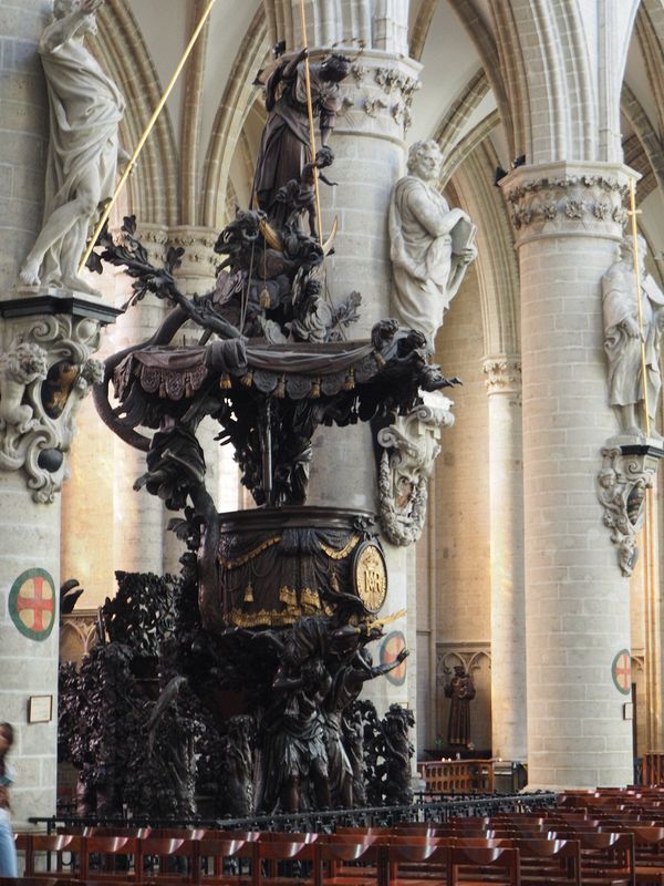 Very fancy pulpit