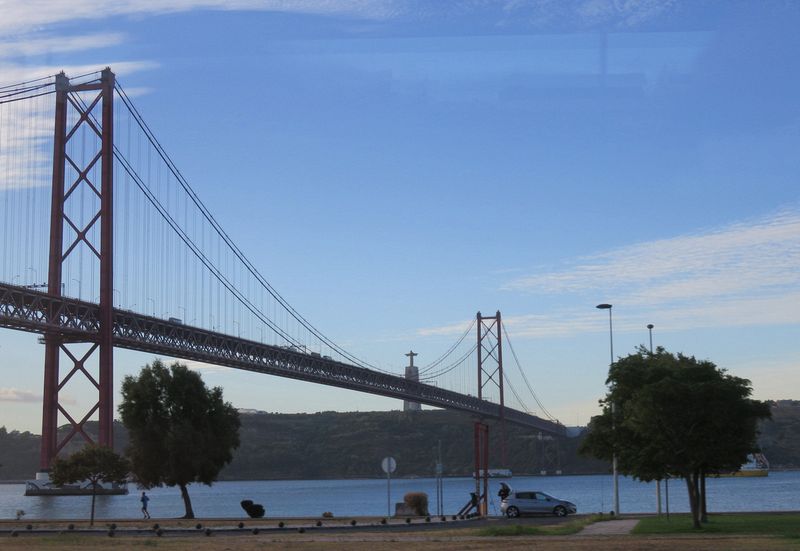 Ponte 25 de Abril with the statue of Christ on the hilltop