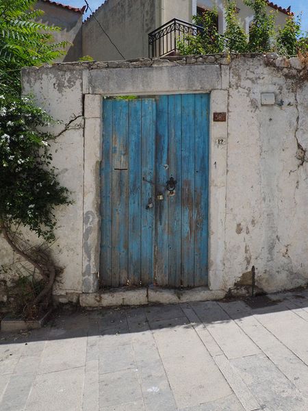 An old blue door