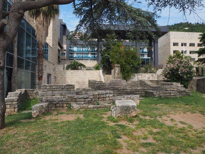 A Roman era necropolis next to modern hotels