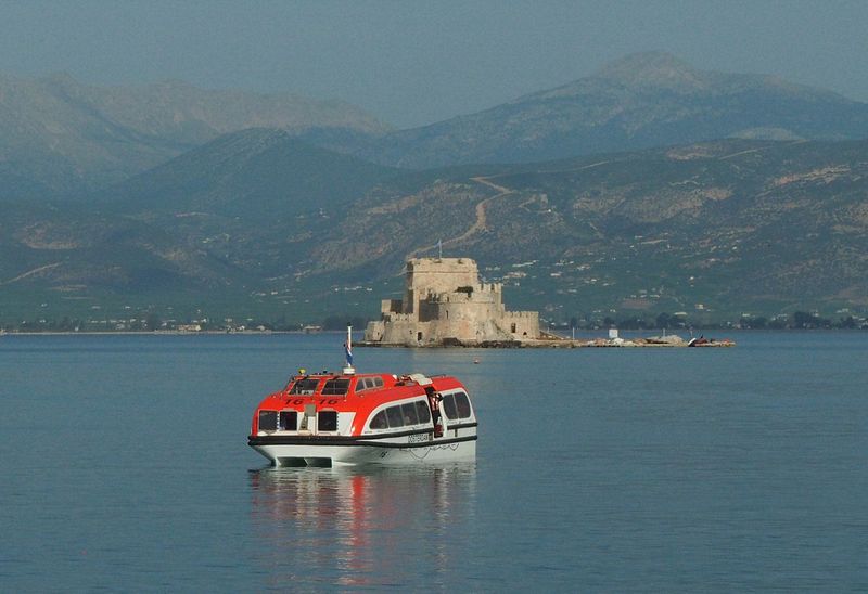 The ship's tenders take us past the Boertzi fortification