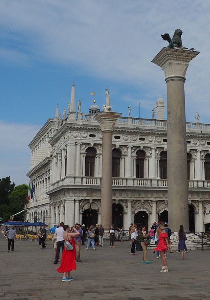 A fashion shoot in front of the two pillars