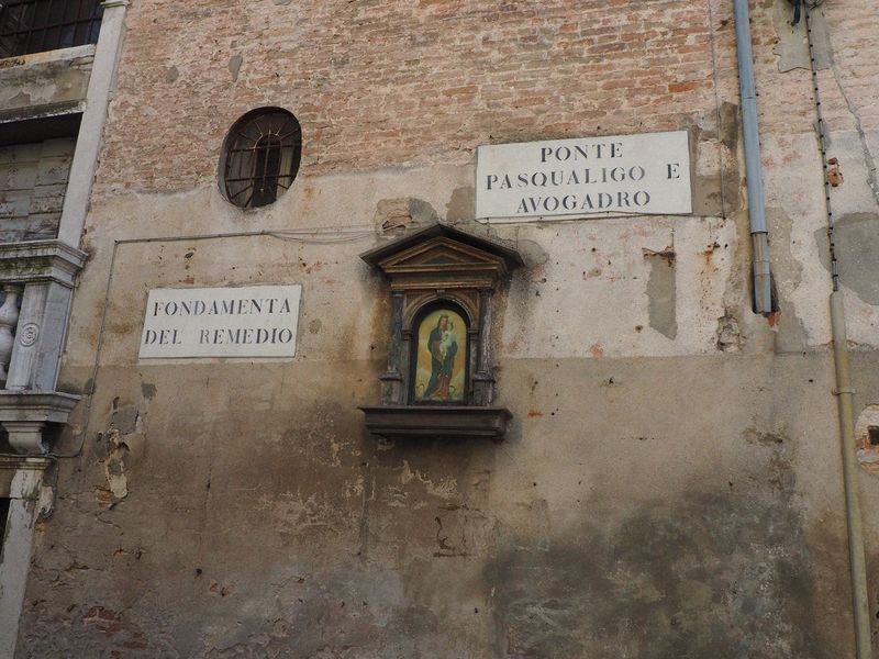 A shrine at the Ponte Pasqualigo e Avogadro