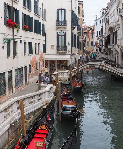 Gondoliers waiting for some business