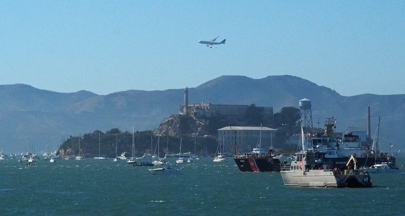 The 747 flying near Alcatraz