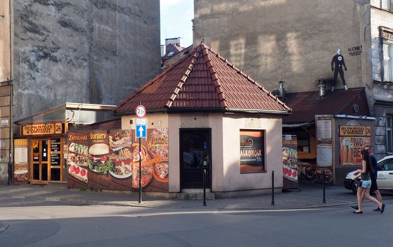 Interesting restaurant (note the guy on the roof at the right)