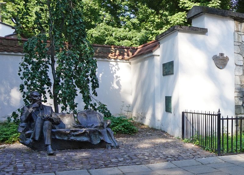 Statue of Jan Karski on a bench