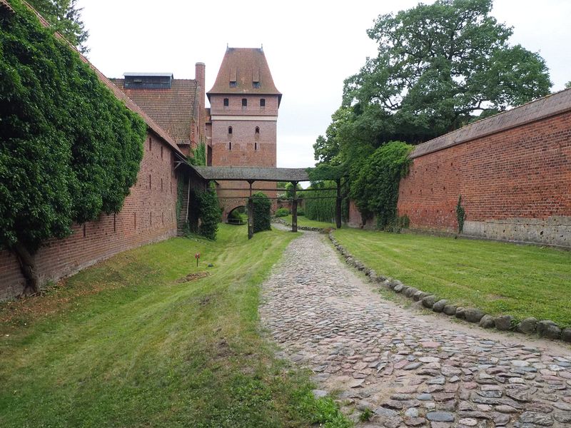 Walkway between the walls to the latrine tower