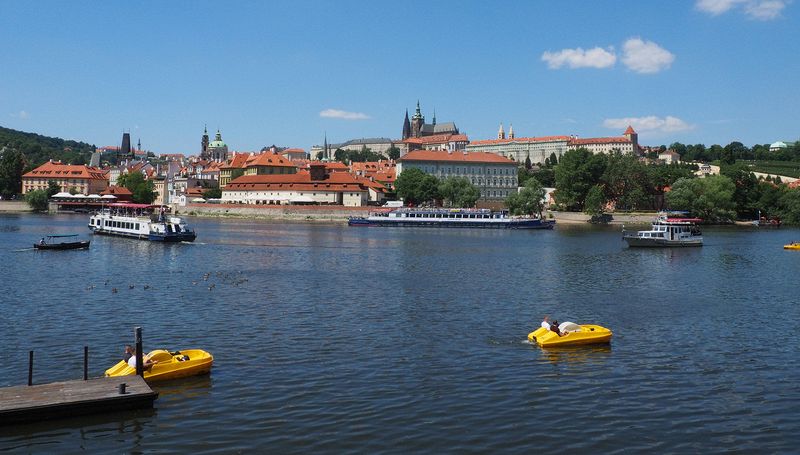 Many types of boats on the river