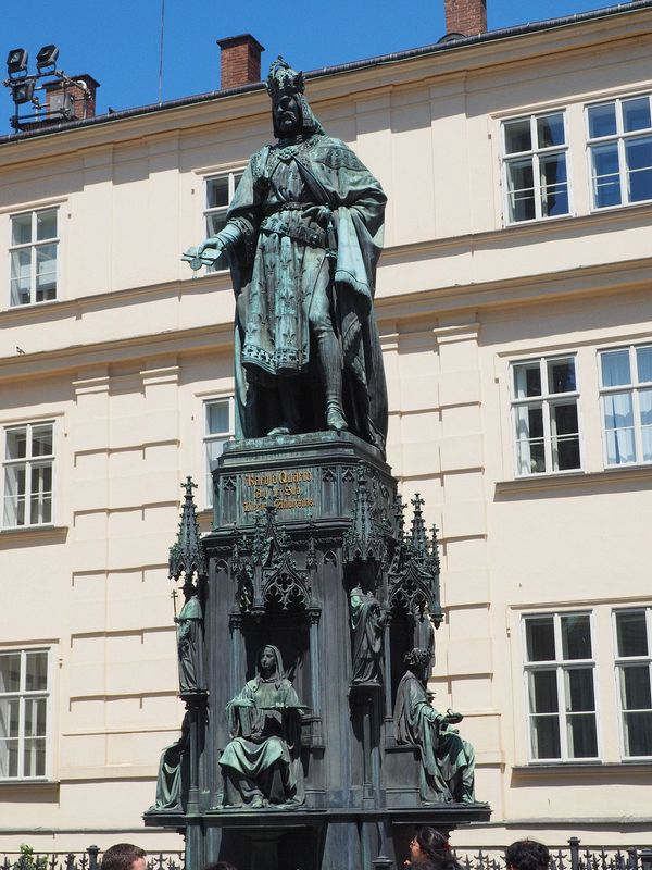 Statue to King Charles