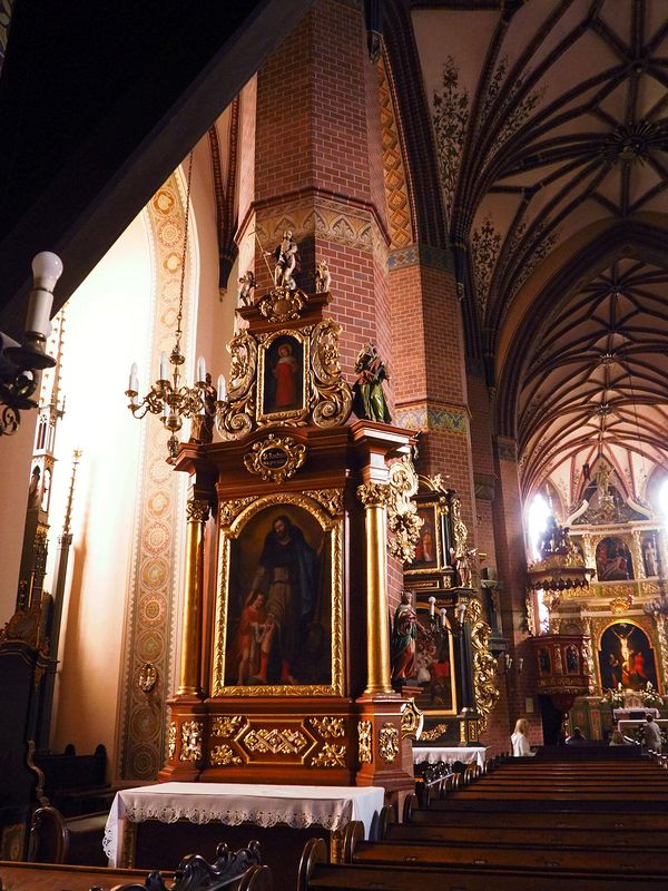 Small chapels attached to pillars