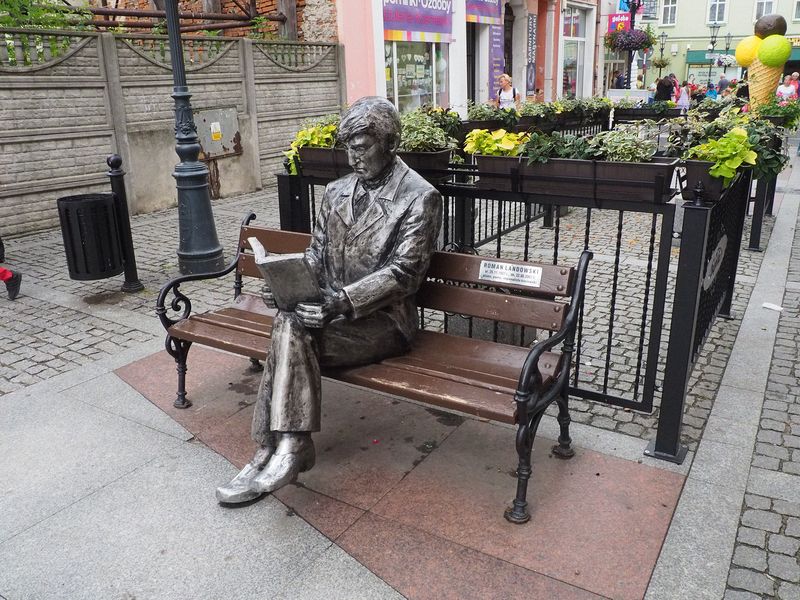 Statue to the author Roman Landowski