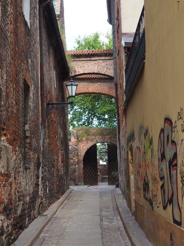 Archway buttresses