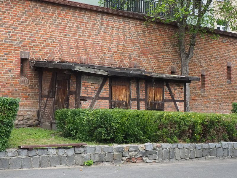 Building attached to the medieval wall