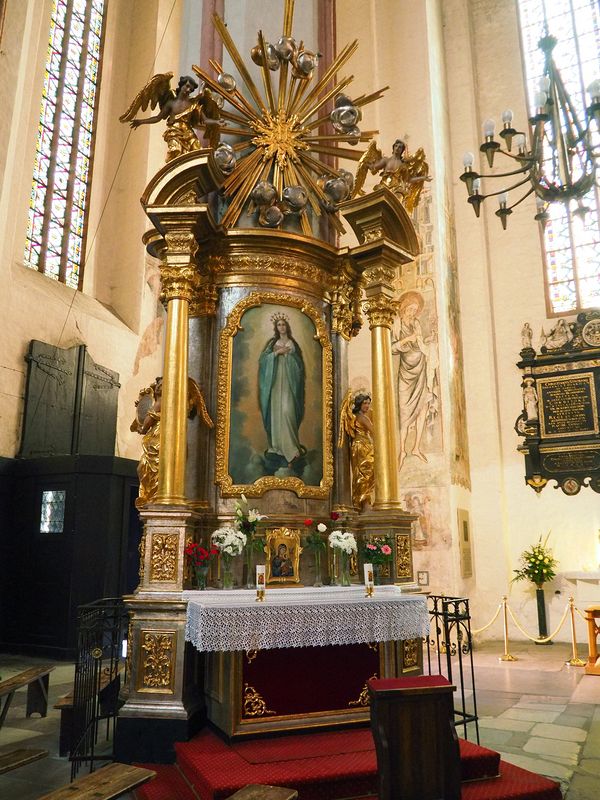 Chapel attached to a pillar