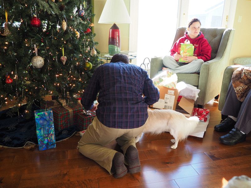 Hazel helps Ehren find presents