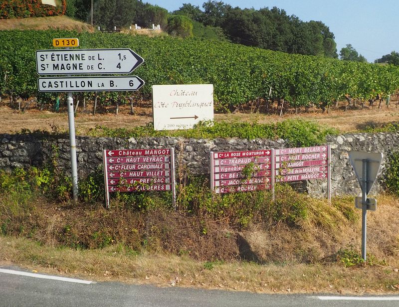 Signs to the nearby chateaus