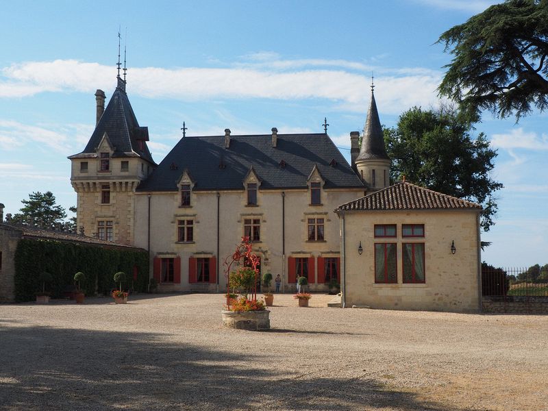 We arrive at the Chateau de Pressac for some wine tasting