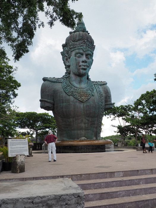 Huge statue of Wisnu