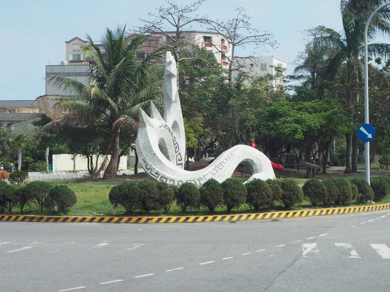 Serpent sculpture