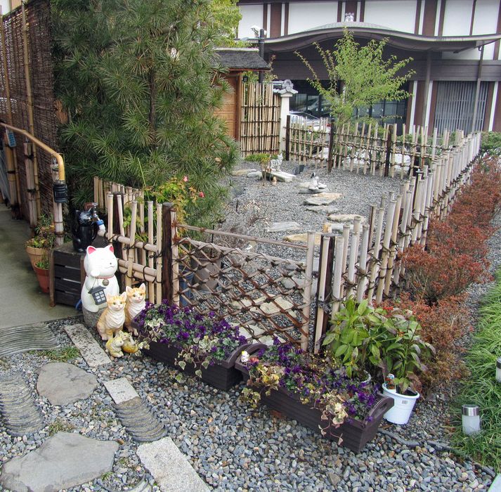 Cat figurines guading the garden