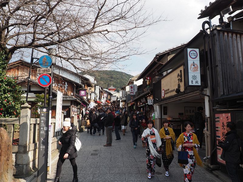 We make our way to the Kiyomizu Temple