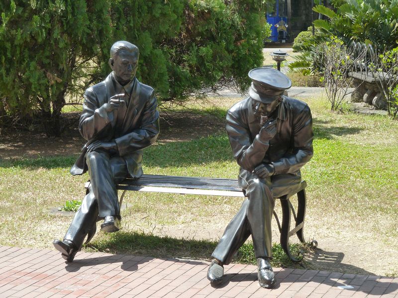 Statues of Quezon giving advice to MacArthur