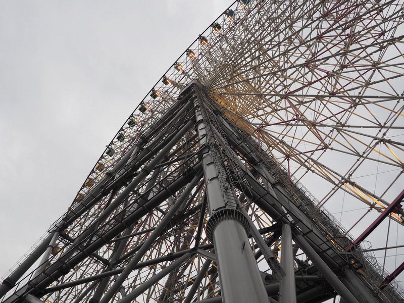 The Tempozan Ferris Wheel is right next to the ship