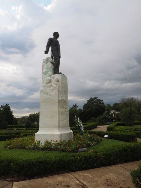 Statue of Huey P Long facing the Capital Building