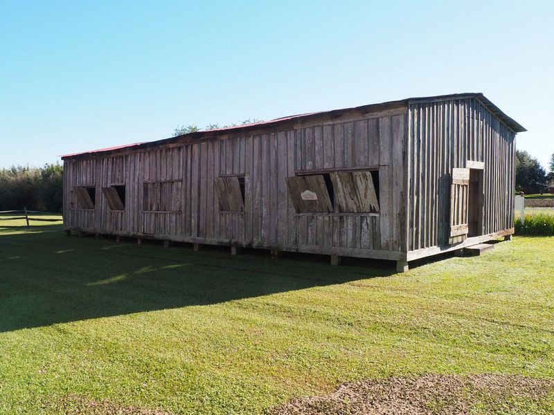 Seed cotton house