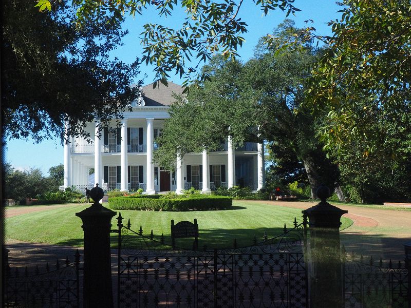 Another Natchez mansion 1