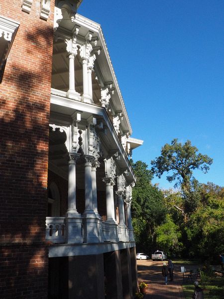 Column details on the verandas