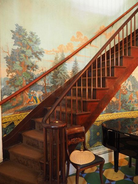 Staircase and more fancy wallpaper