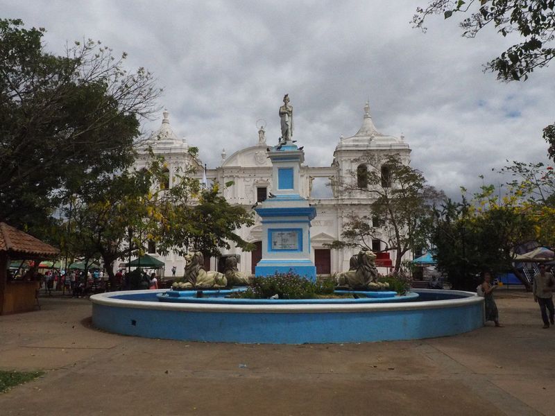 Estatua Maximo Jerez fountain