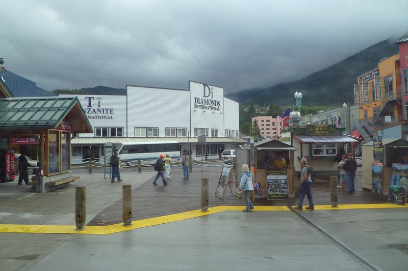 Shops and tour booths at the pier