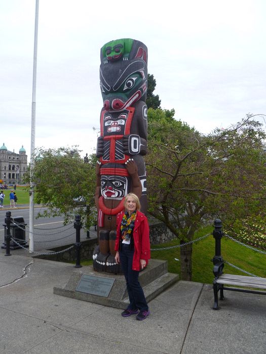 Eloise next to a colorful totem pole