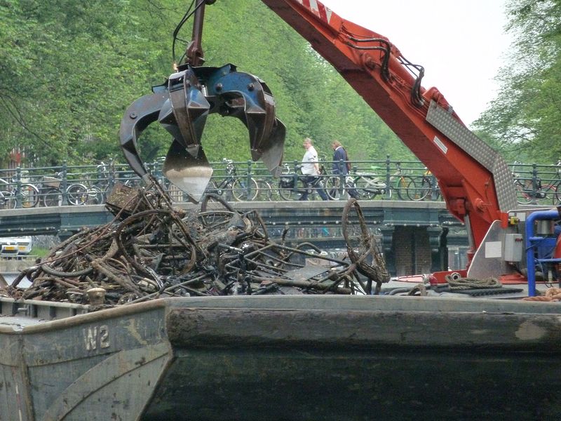 Dredging up bicycles thrown into the canal