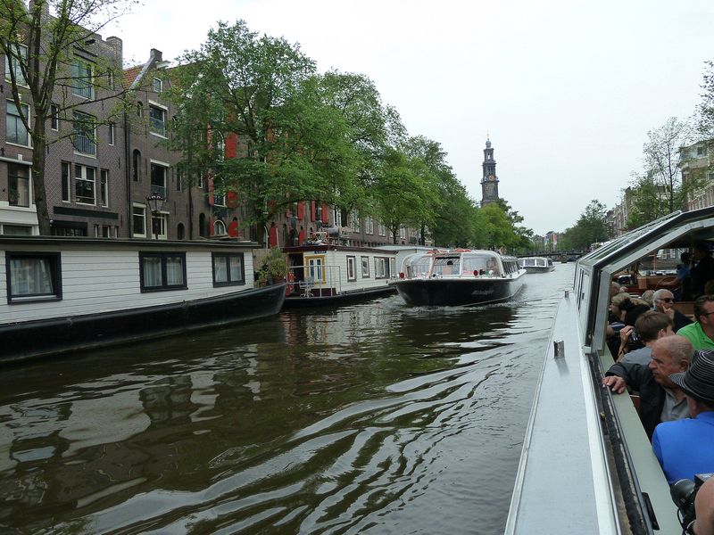 Lots of houseboats and tour boats