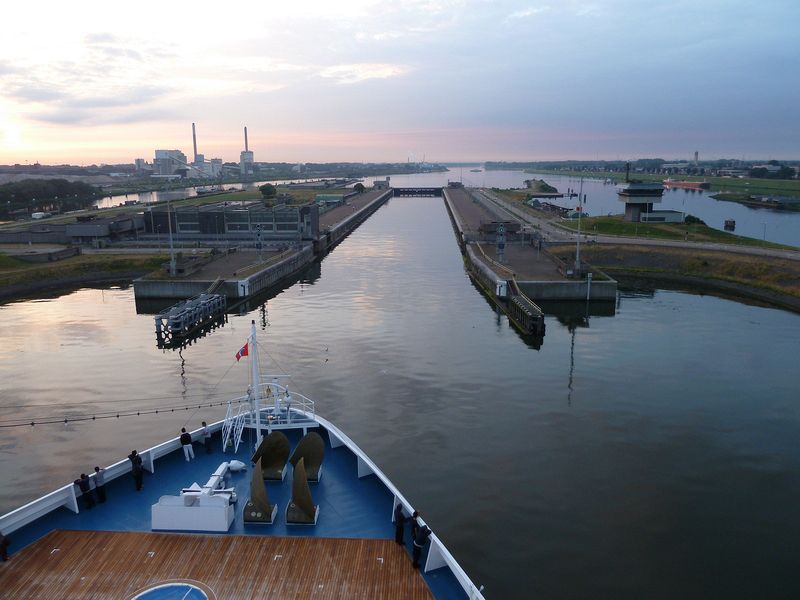 We approach the Spui Locks to the canal