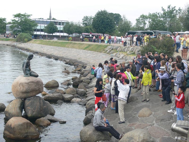 Hordes of people come ot see the statue of the little mermaid