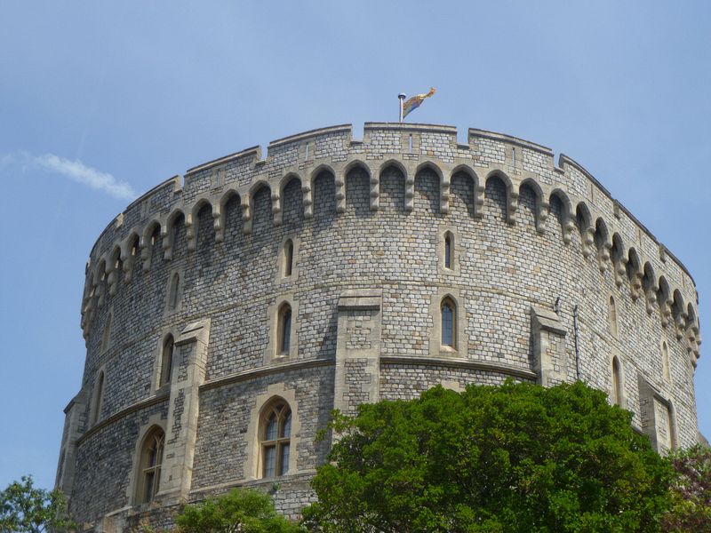 Battlements on the round tower