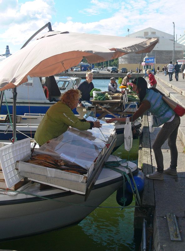 Selling fish straight off the boat