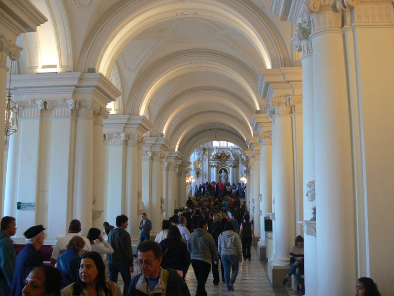 Hordes of tourists arrive at the museum