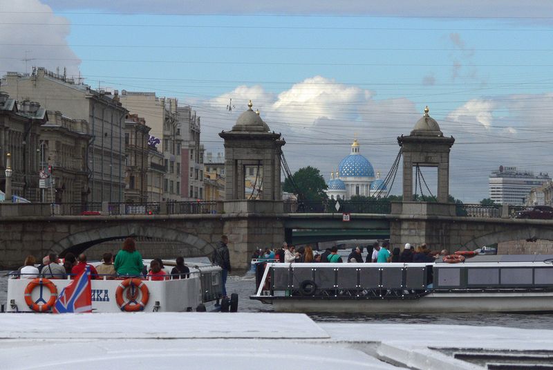 Tour boat rush hour